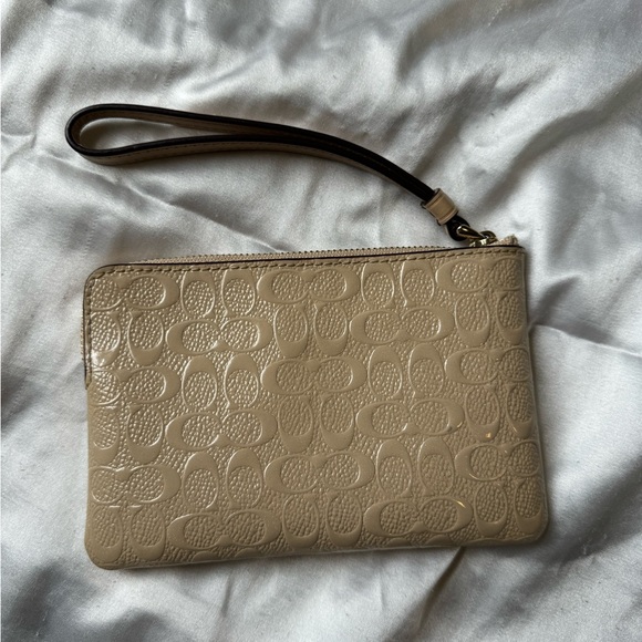 Coach corner wristlet in signature pattern - Picture 4 of 5